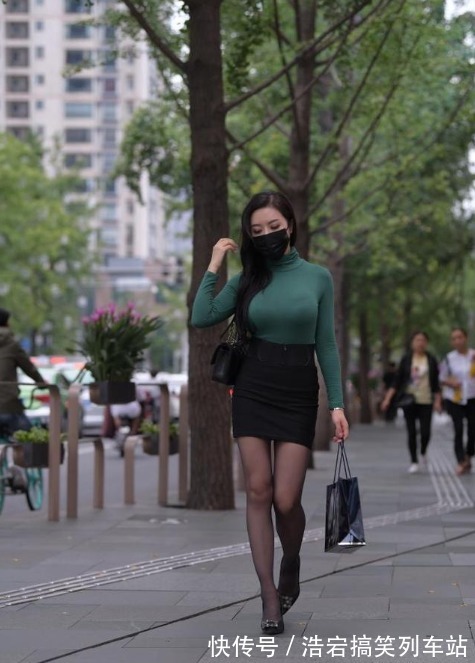 身材 绿外套配黑色包臀裙,简约的装扮中透着高雅,尽显贵妇的妩媚气息