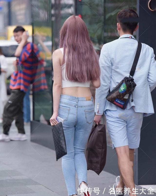 百褶裤 牛仔打底裤搭配性感白色上衣,有良好的垂坠感,凸显身材比例!