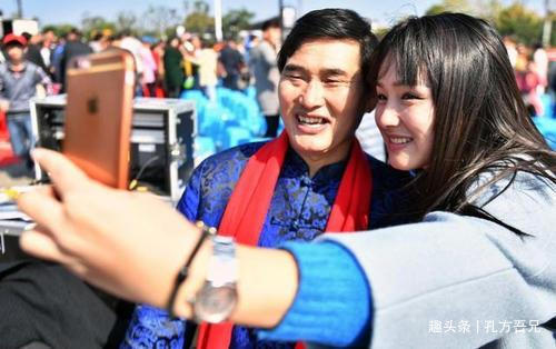 大衣哥儿媳狂揽粉丝300万,小人物也能逆袭,