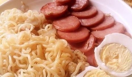  泡泡面|学生党最爱的5种泡面搭档，卤蛋香肠上榜，图2最经典，图5很魔幻