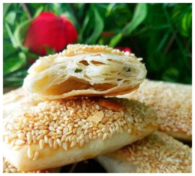 一点面粉加一点食用油，做出来的芝麻小饼，咸香适口，酥的掉渣