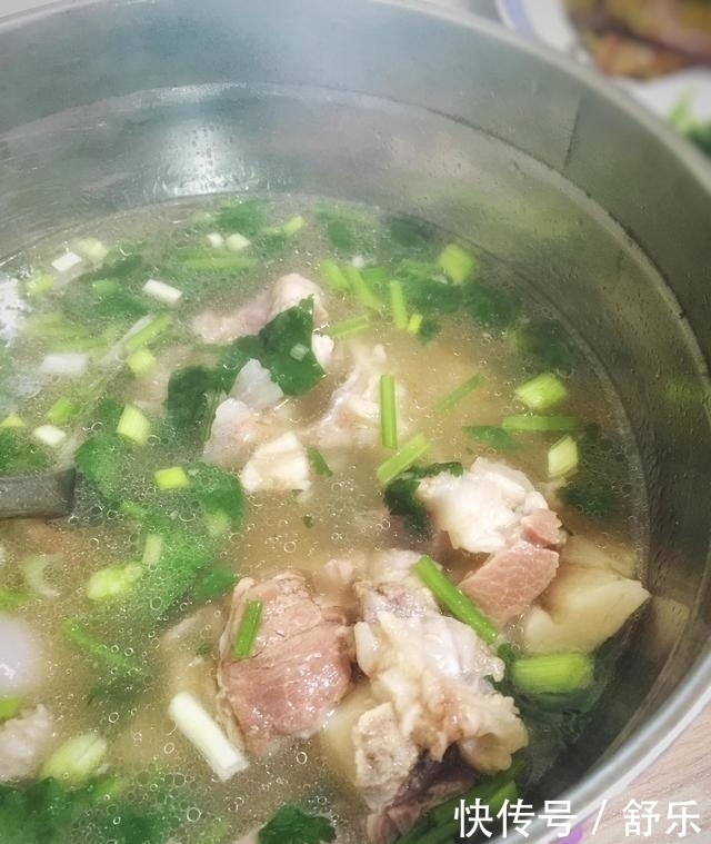 面馆骨头汤里加了什么喝起来特别香浓,多方打听,我才知道原因