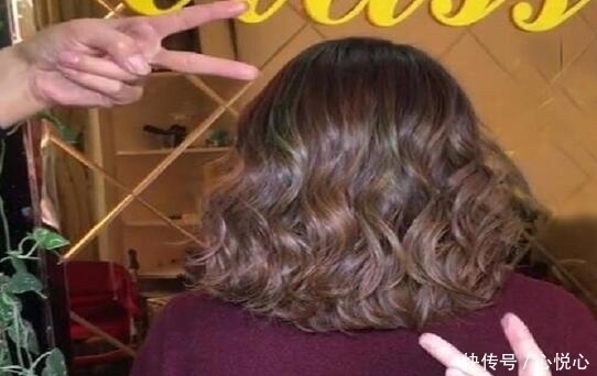 头发|头发太少的人,不建议留长发!剪短烫个蛋蛋卷,时尚还显女人味