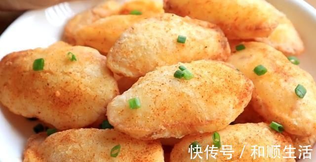 土豆又一个神奇的做法只要放盐水里泡一泡，个个鼓大泡，真解馋