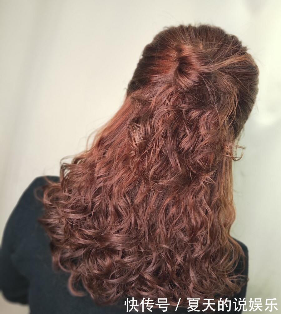 羊毛卷|羊毛卷显头大?半扎起来就好了,俏皮甜美又有韵味,很美