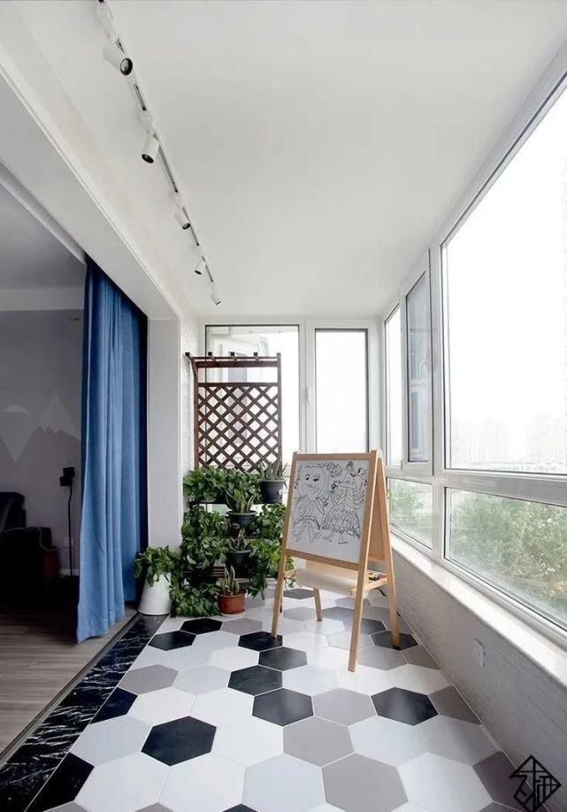 防腐木|越来越多人阳台不铺瓷砖，如今用它来代替，太聪明了