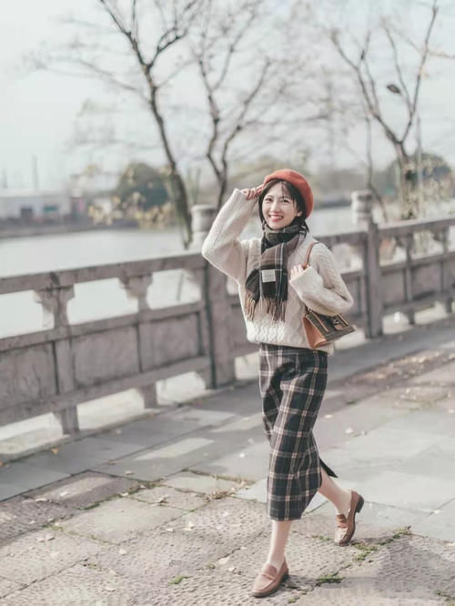 别说小个子穿半身裙不好看，常见的3个搭配法学会了，照样时尚