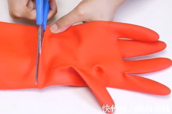 烦恼|橡胶手套破了也别扔，剪一刀套在啤酒瓶上，解决了很多人的烦恼！