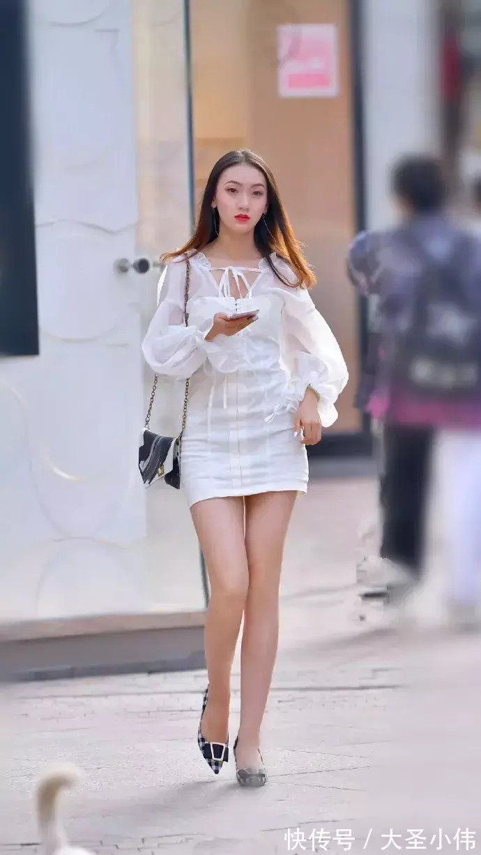 连衣裙 美女街拍:一双高跟鞋气质搭配,让女性的美更加赏心悦目
