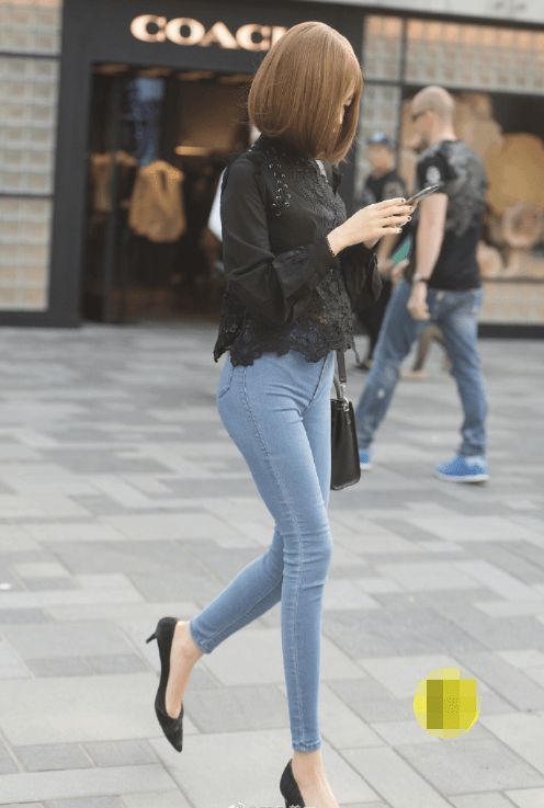 姑娘|紧身牛仔裤，是掩饰姑娘微胖身材的好帮手，尽显性感的身材