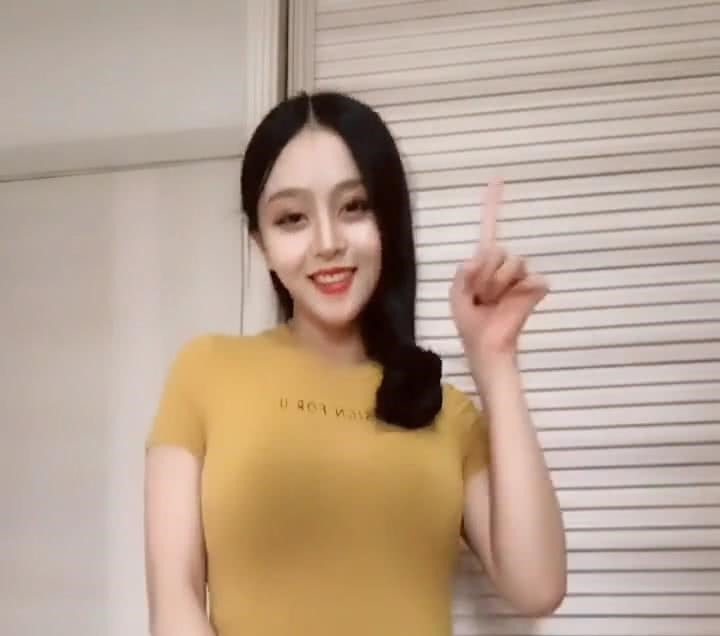 身材 魔鬼身材小姐姐T恤搭配牛仔短裤, 网友看到后 很耐看