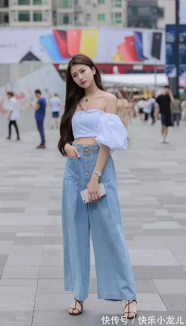 小姐姐 淡蓝色的紧身牛仔裤,破洞的设计,逮着不羁很适合街头风格