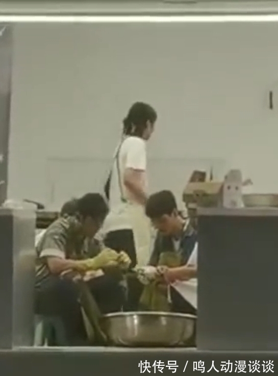 周也|黃曉明深夜秀廚藝,眼尖網(wǎng)友發(fā)現(xiàn)兒童餐具:給鼻姐和小海綿吃的嗎