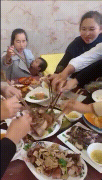 |搞笑GIF:大姐你听解释,我真的不是故意撞上去的