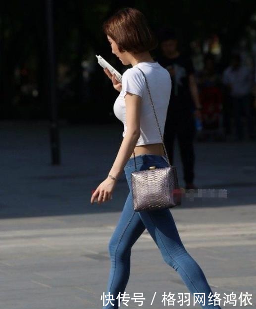 好看|街拍:她可以说是把紧身牛仔裤穿的最好看的美女了!