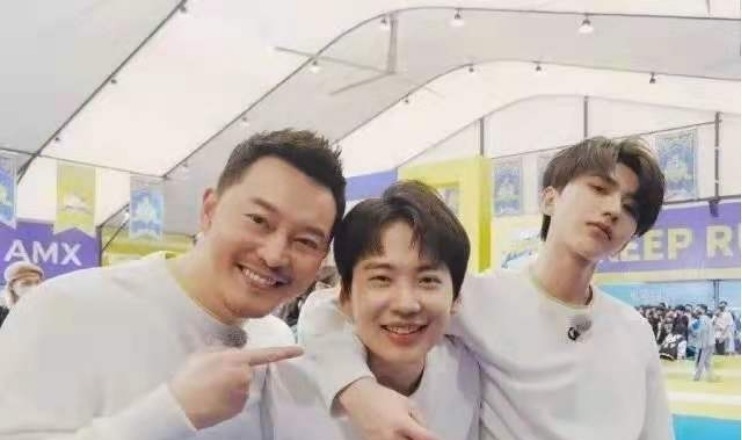 蔡徐坤路透有多帅？白衣素袍十分抢眼，网友：风度翩翩的公子！