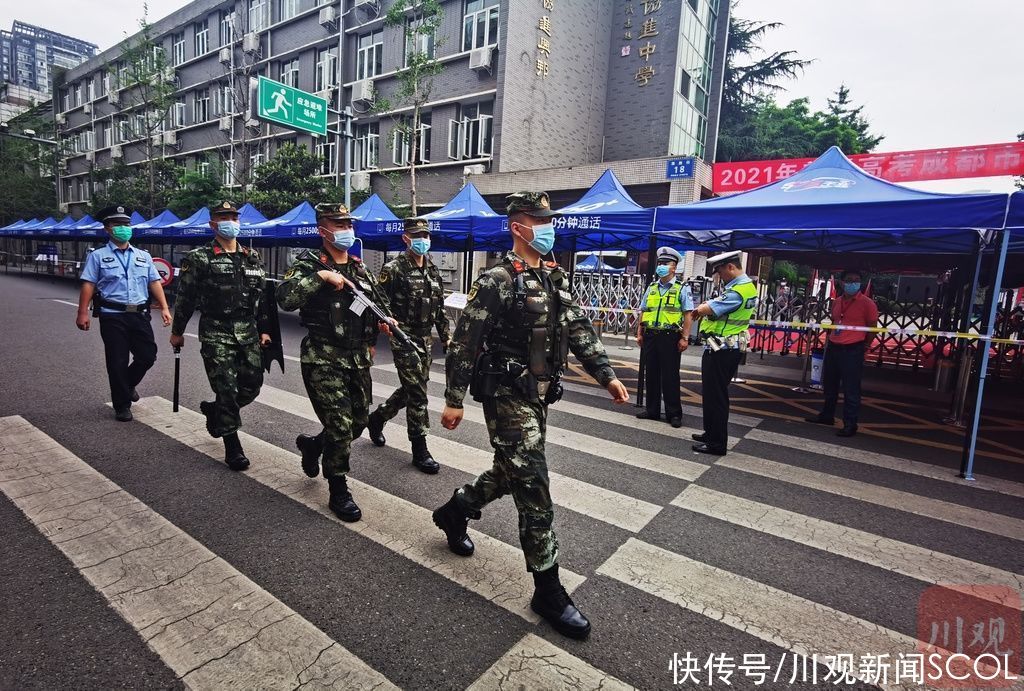 志愿者|直击高考现场｜考场外面的人：有人加油助威，有人默默守护