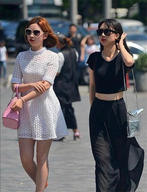 街拍：小姐姐齐肩长发，白色衬衣配牛仔短裤，清纯美好