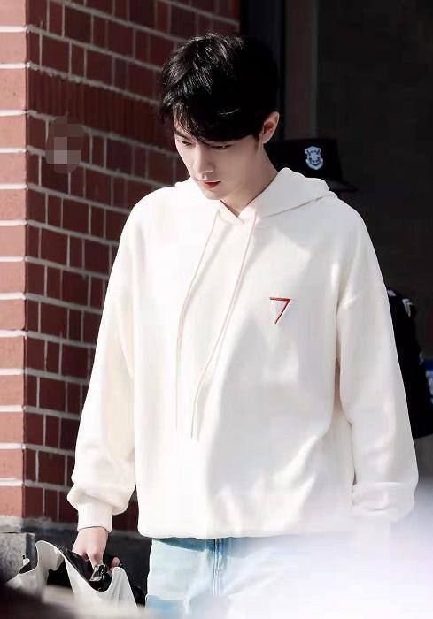 气质|偏分发型脸型消瘦,穿起联名卫衣,满满的男神气质!