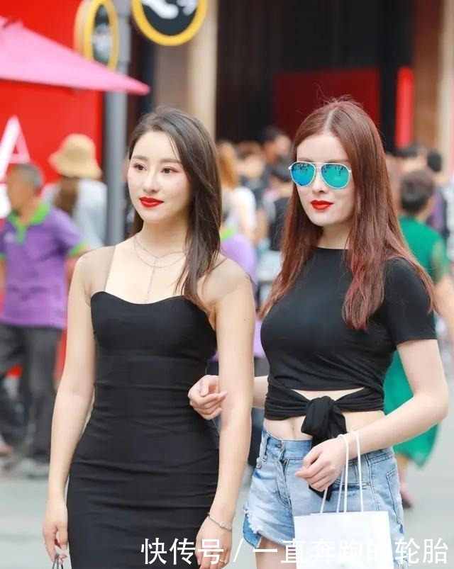 女性|连衣裙打造简单穿搭，自然不突兀，女性魅力满满