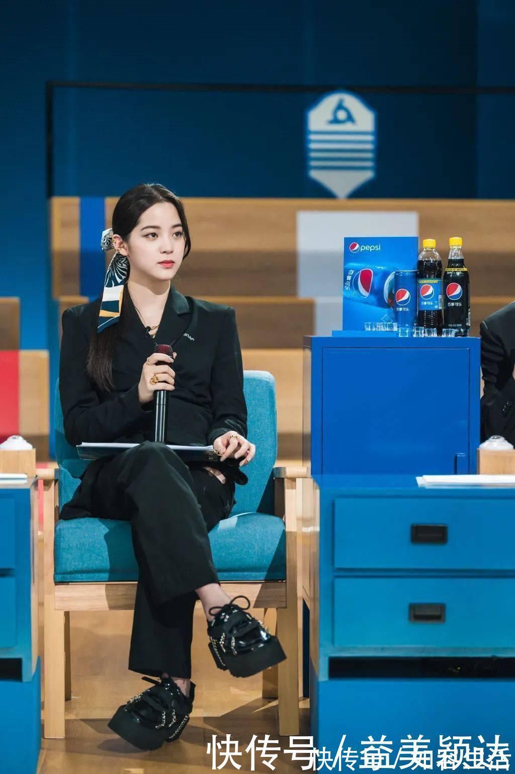 feel|头发出不出油没关系,丝巾绑一下想不出圈都难