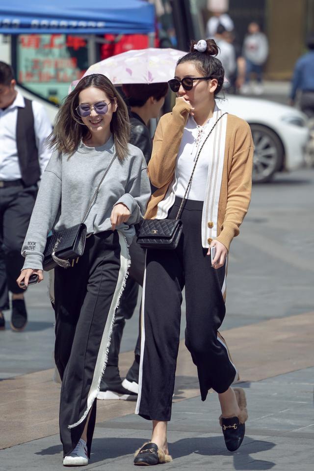 街拍：长发美女身穿吊带上衣，不规则下摆平稳走线，优雅范十足