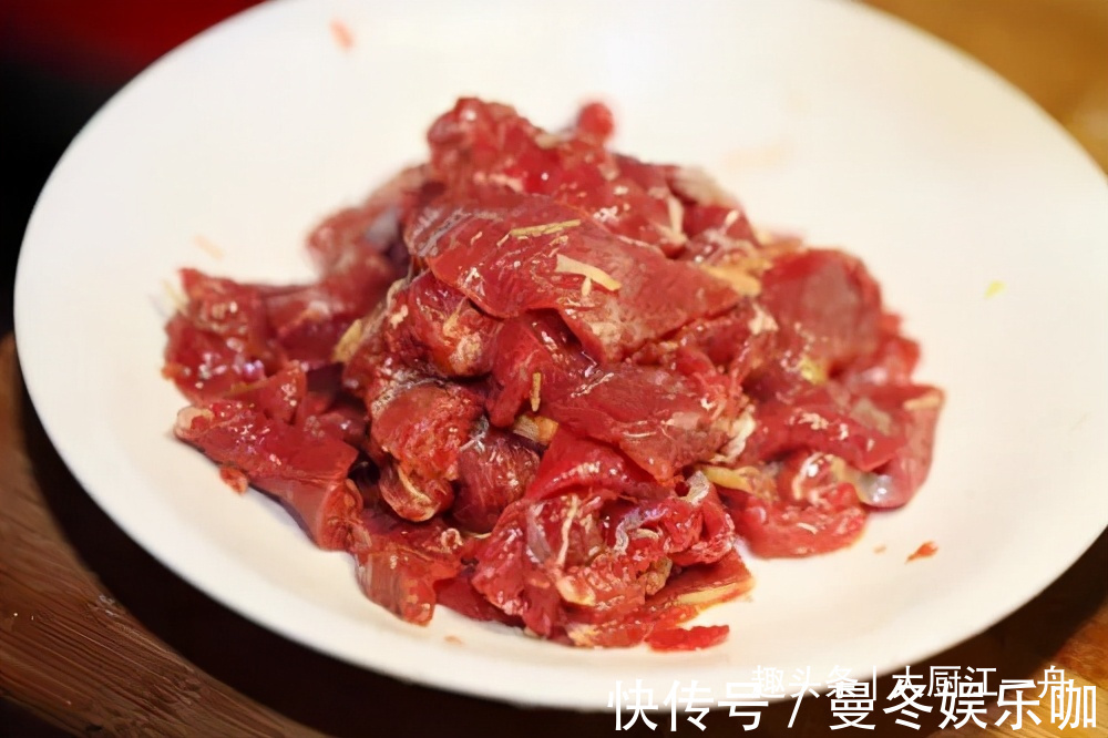 亲爱的|炒牛肉时,切记不要放盐和料酒,否则又柴又难吃,正确做法是这样