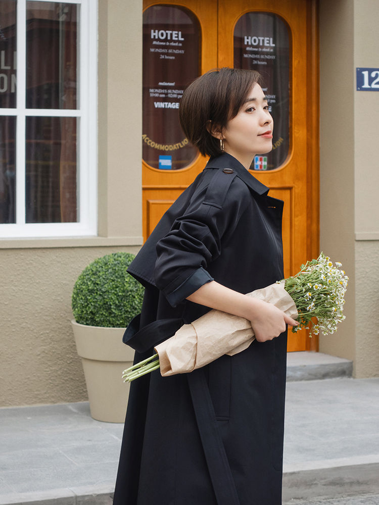 风衣|终于明白小个子的“穿搭精髓”，印花上衣搭配牛仔裤，显高显瘦