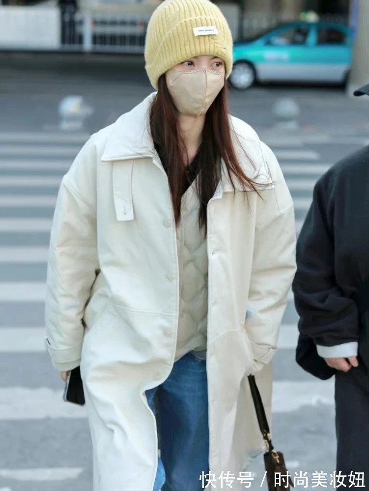 臃肿感|羽绒马甲怎么穿更洋气?学豪门千金何超莲搭配阔腿裤,时髦又减龄