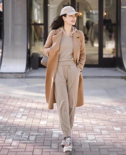 穿大衣少配打底裤,很平庸,今年试试这4款“下装”,时髦好看