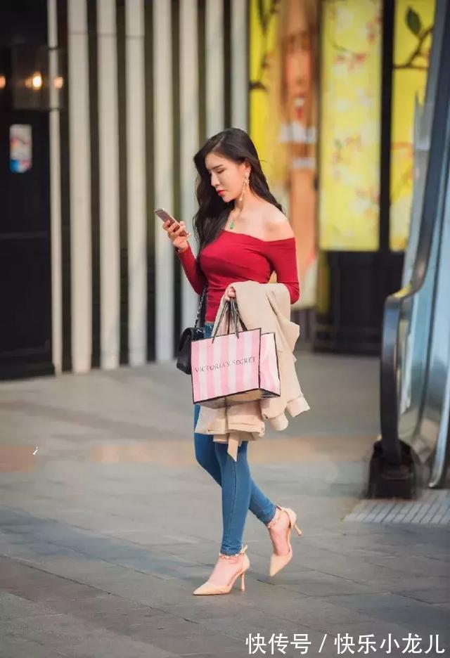 黑色 黑色的短裤,裤腿上面不规则剪裁,带着一种流苏的视觉效果