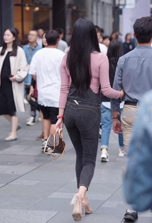  复古古着|皮粉色修身长袖打底，外搭黑色修身牛仔背带裤，完美展现身材曲线