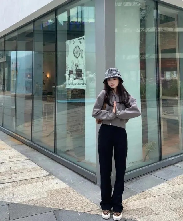 最近流行一种显高穿搭,叫“短卫衣+高腰裤”,小个子照着穿就对