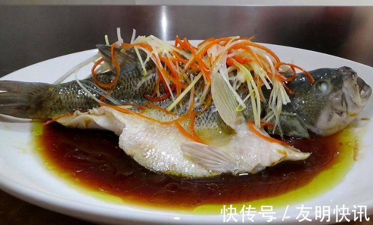 正确做法|做清蒸鲈鱼,蒸前抹盐抹生抽都不对!教您正确做法,鱼肉鲜香嫩滑