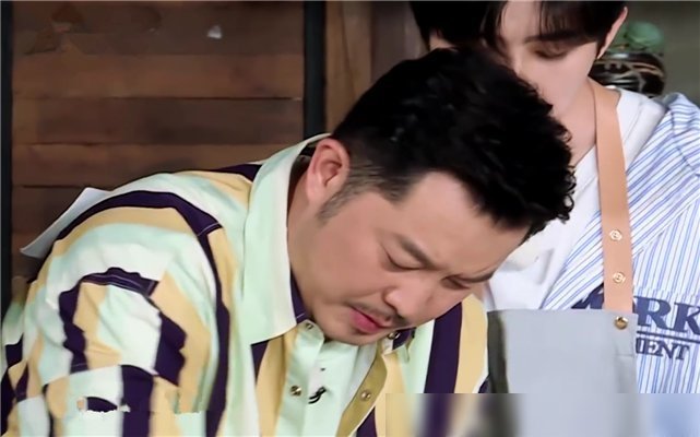 蔡徐坤做饭导演不让帮忙，杨颖郑恺真的不管，只有他实在看不下去帮了忙