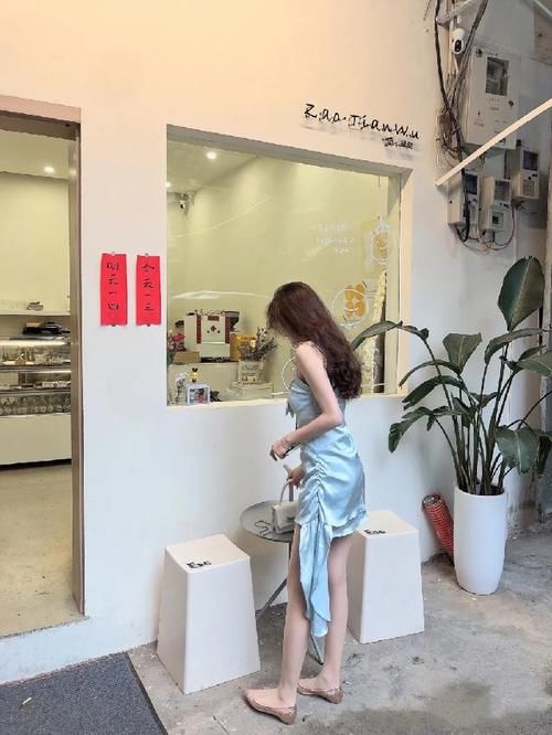 微胖可爱的小姐姐，时尚穿搭天蓝色吊带裙，尽显少女感十足