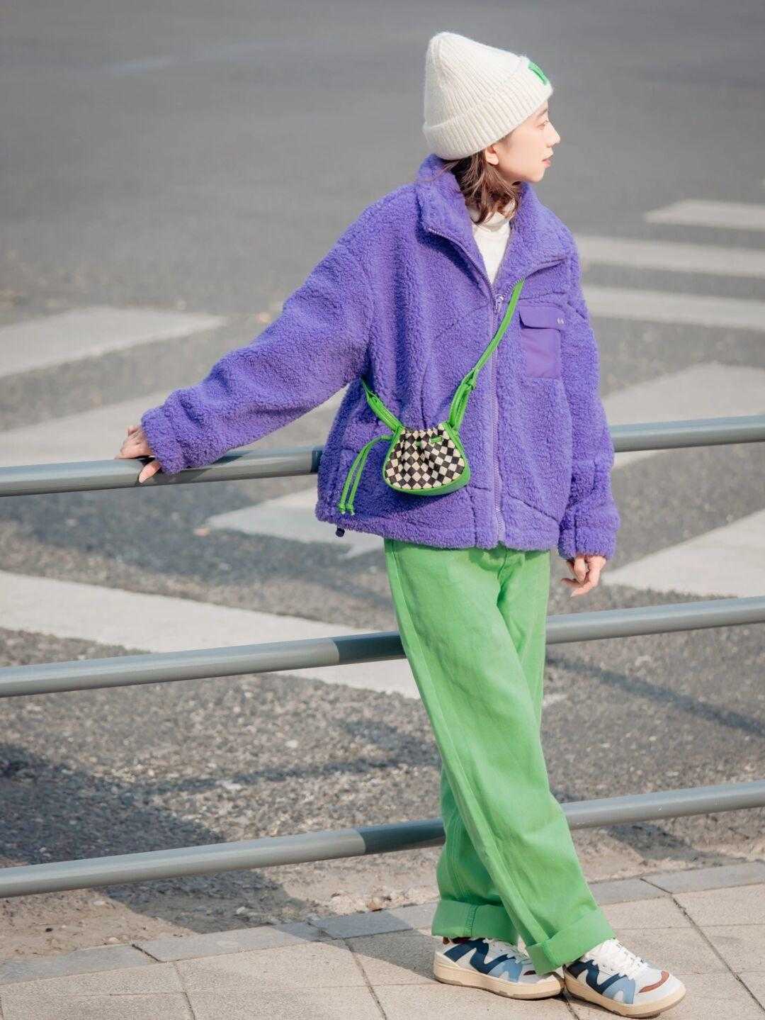 穿搭 冬季要拒绝“老气感”,快安排上这3条高级色裤装,洋气炸了