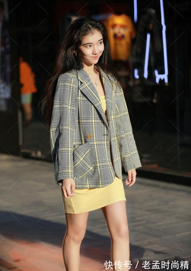 淑女 时尚穿搭:浅绿色西装外套,搭配黄色连衣裙,尽显淑女气质