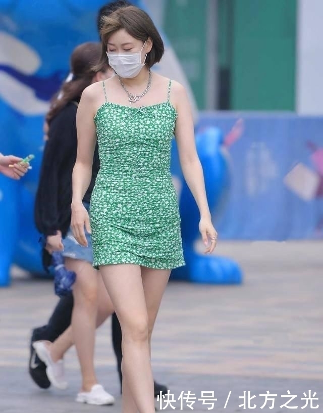 选择清爽修身的吊带短裙,穿出你对时尚的态度,美出专属的优雅感