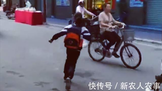 原生家庭|小女孩让妈妈照顾客人,自己给自己做早餐,网友:别人家的好孩子