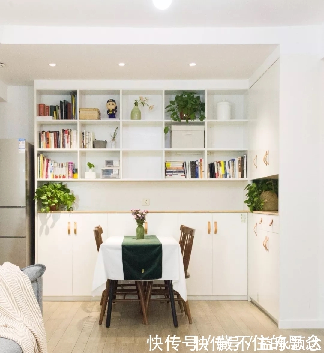 橱柜|是谁想出来的,厨房橱柜底部留空一格,没想到做饭这么实用!