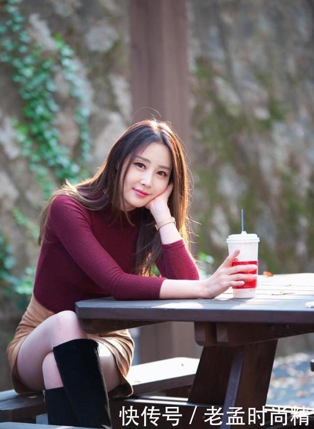 青春|红色保暖衫搭配浅黄色短裙,时尚复古,青春减龄