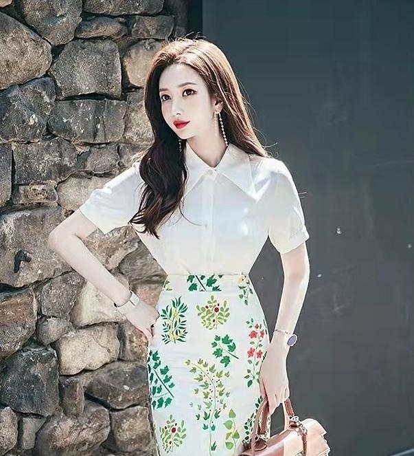 衬衫 职业套装的白色短袖衬衫,搭配开叉印花包臀半身裙的穿搭