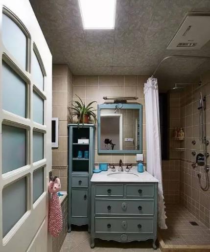 实用|为何不给卫生间装平开门,而改用它替代?装修师傅:美观又实用!