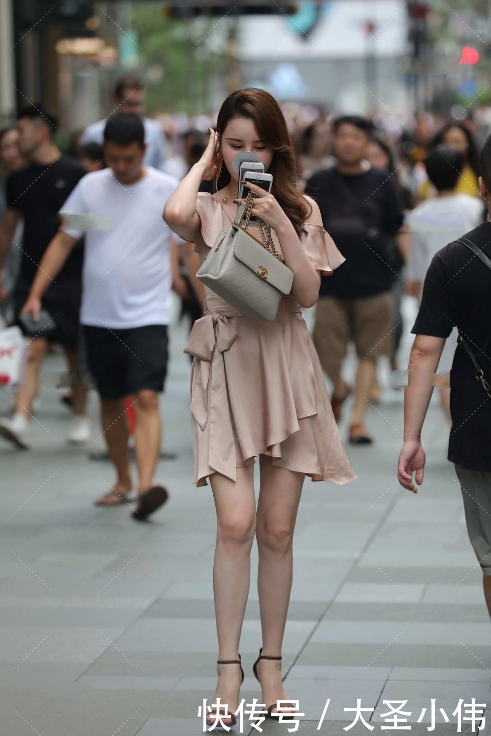 长裙|美女街拍:妈妈非常喜欢,落肩袖长裙超美,终于有人代替她在家做家务活了