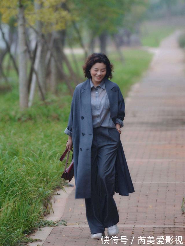 阔腿裤|年过50的女性,穿运动鞋少配修身裤,运动鞋+阔腿裤,休闲时髦