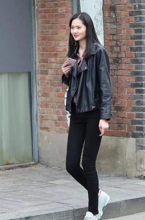 黑色|街拍:小姐姐身穿白色的吊带裙出行,青春又靓丽,阳光又时尚