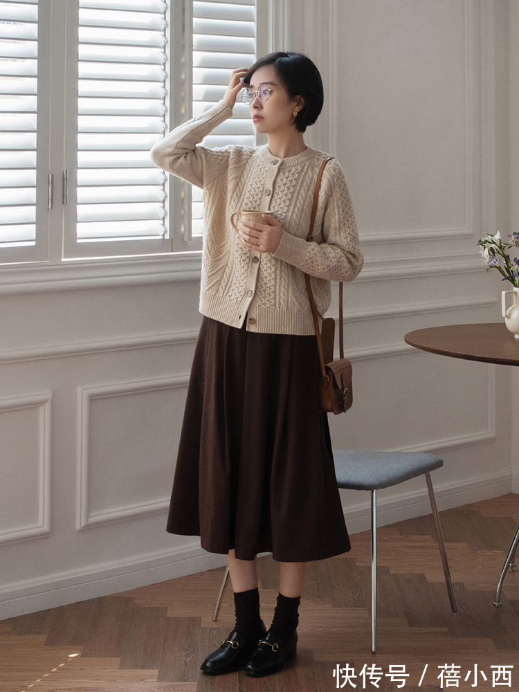 早冬|早冬如何穿才优雅?搭配组合“针织开衫+半身裙”,内搭外穿都美