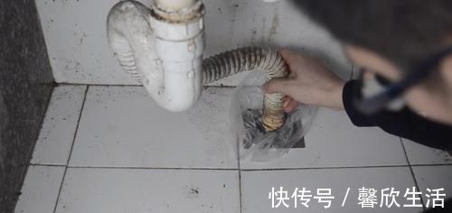 小窍门|地漏反味太臭了，一个塑料袋就能轻松解决了，看完抓紧提醒家人