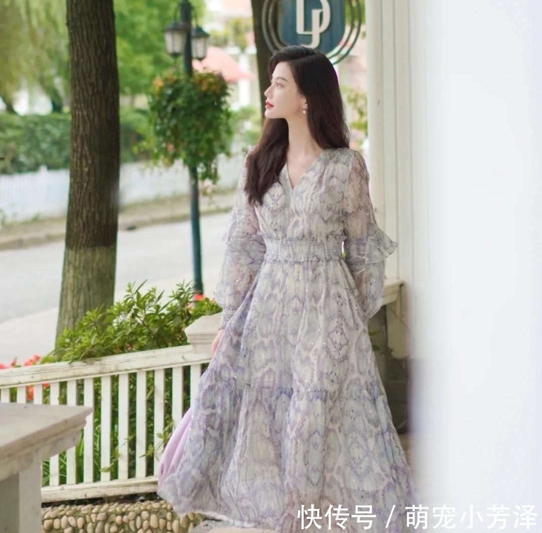 减龄 半裙已经失宠了,初秋适合穿长款连衣裙,修身减龄有气质